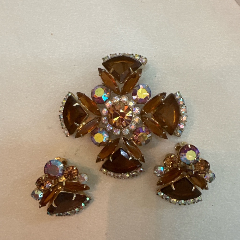 Vintage Juliana (DeLizza & Elster) Rhinestone Parure – Brooch & Earrings